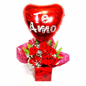 Caixa com arranjo floral - 6 rosas vermelhas e balão de coração